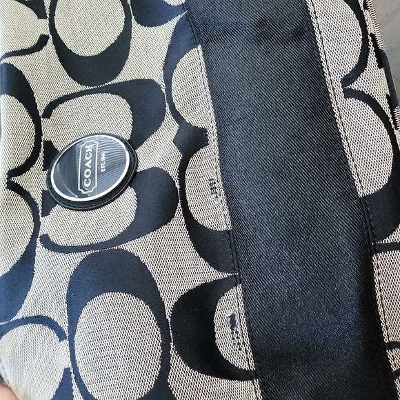 Coach Signature Hobo - Picture 6 of 8